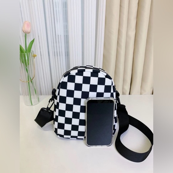 Mini Two Tone Checkered Pattern Square
Bag Lightweight Fashion - Picture 6 of 7
